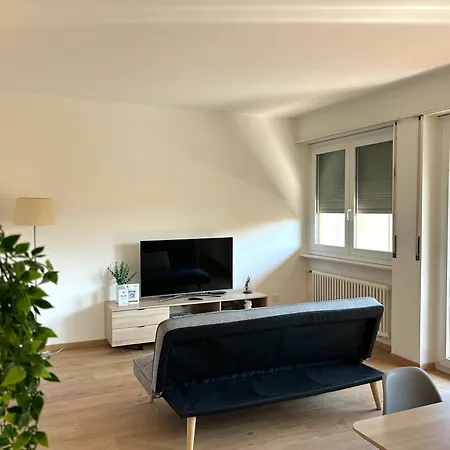 Chic - Close To Station & Center! Apartment