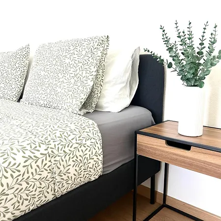 Apartment Chic - Close To Station & Center!