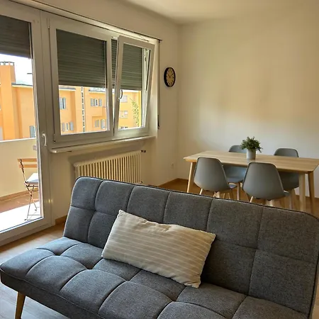 Chic - Close To Station & Center! Apartment